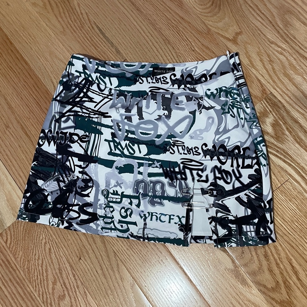 White Fox Graffiti-Print Mini Skirt size S
